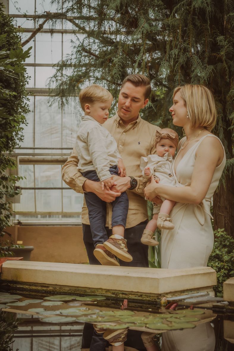 Familie in de serre tijdens hun fotoshoot