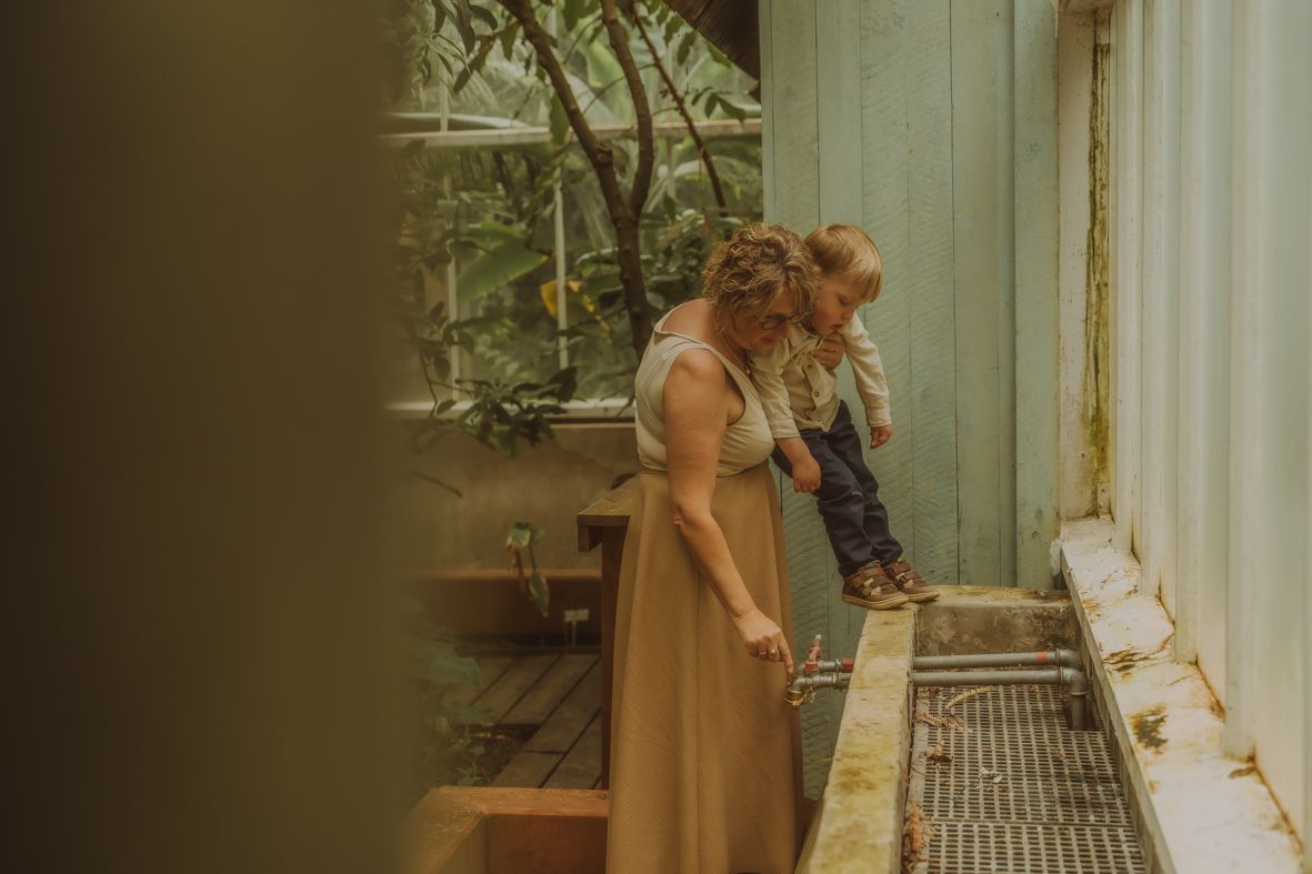 Serre met natuurlijk licht door glazen panelen