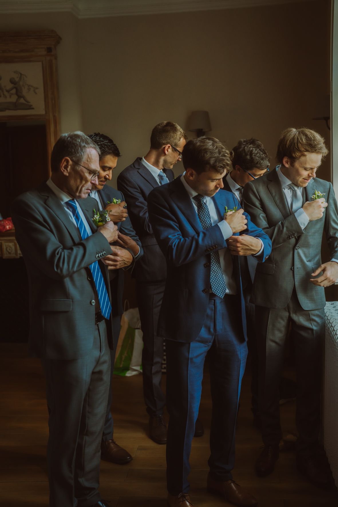 Bruidegoms in blauwe pakken