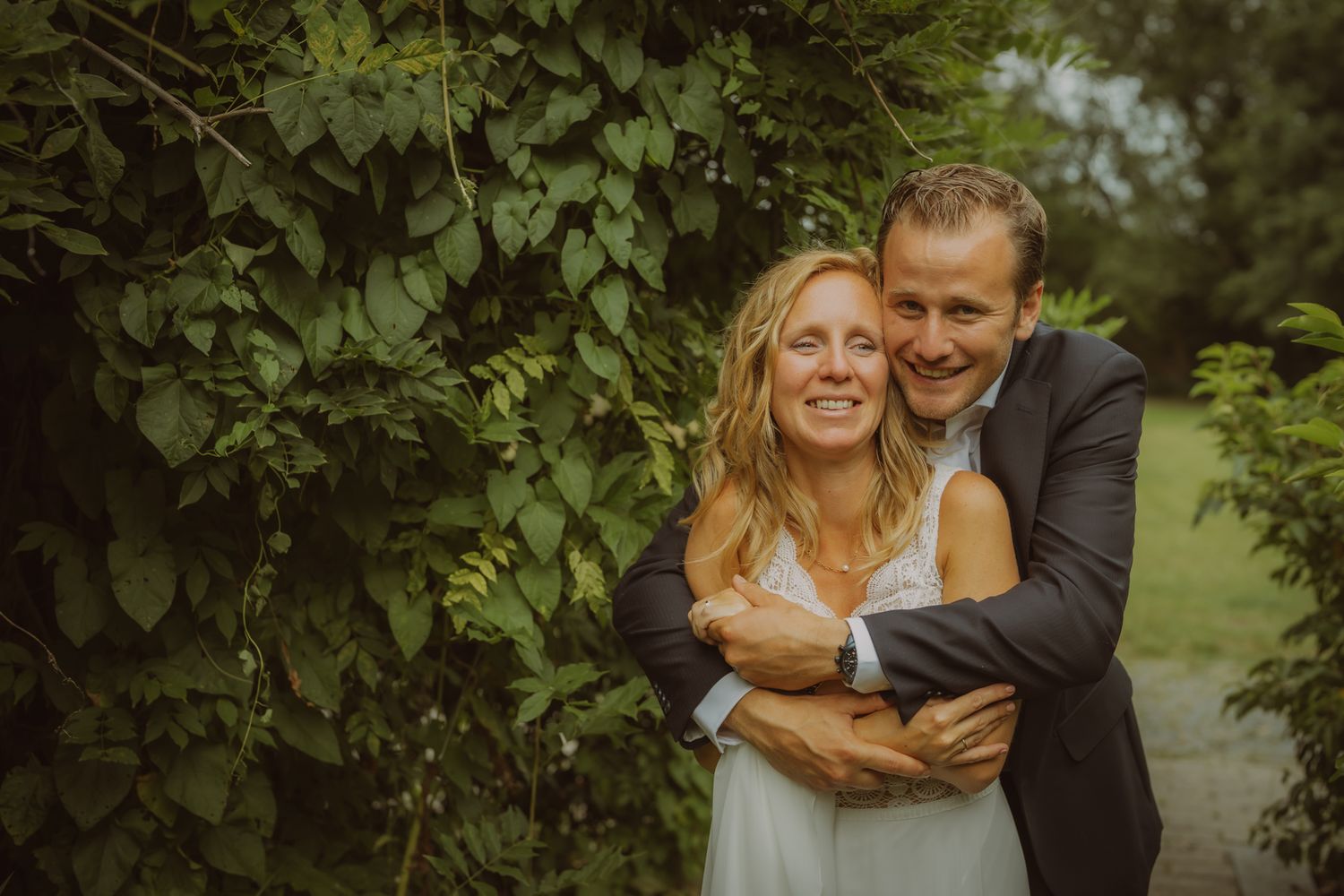 Romantische tuintrouwfoto's met intieme momenten tussen pasgetrouwden