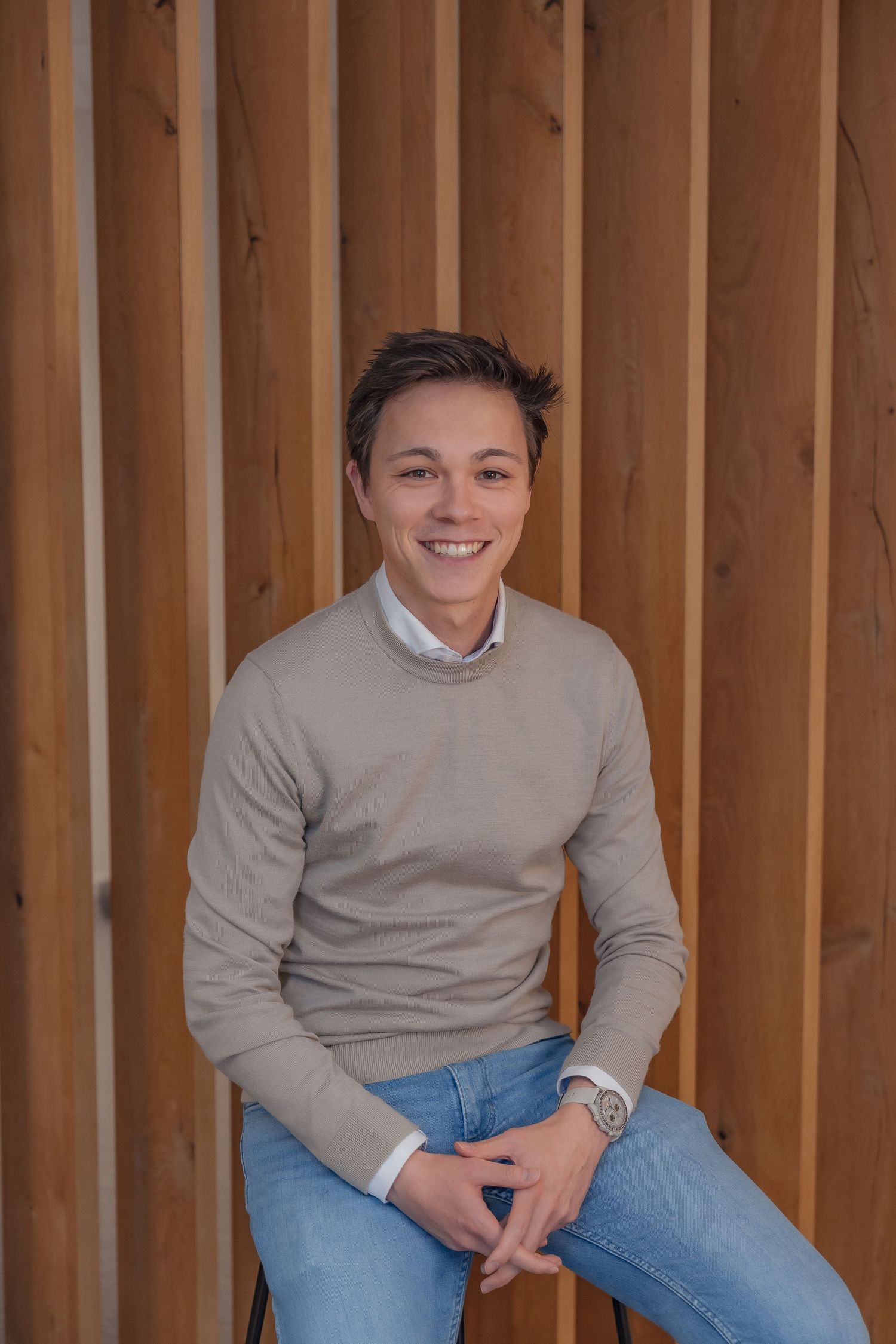 Portretreeks tegen houten panelen in casual stijl