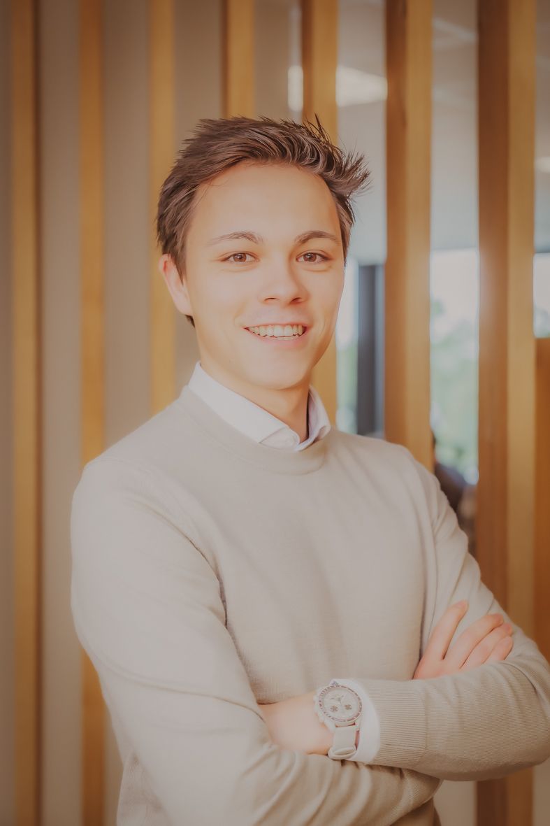 Professioneel portret van persoon in crèmekleurige trui met armen gekruist