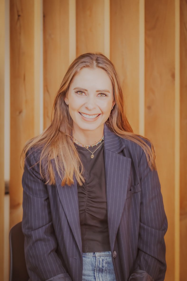 Professionele headshot in marineblauw krijtstreepblazer