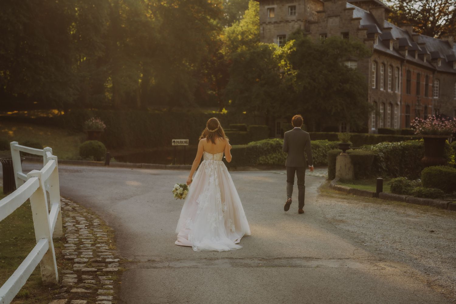 Trouwkoppel wandelt op kinderkopjes bij zonsondergang