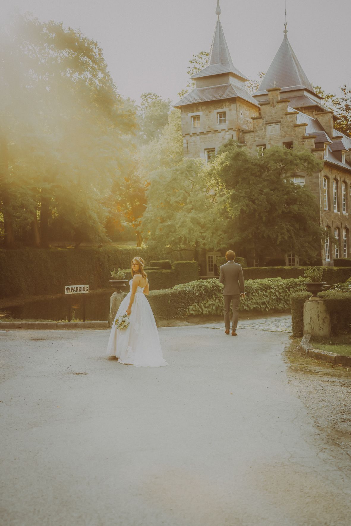 Koppel bij kasteel in goudlicht