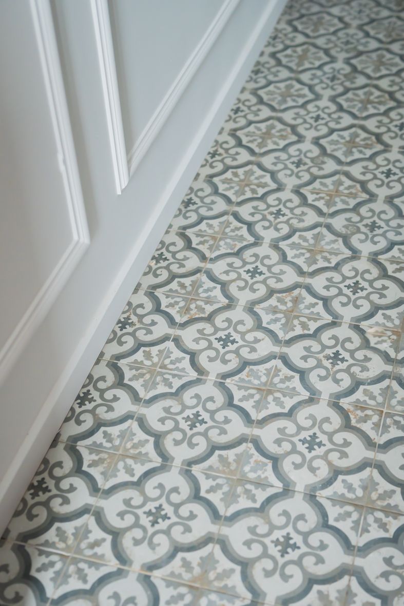 Close-up van decoratief geometrisch tegelpatroon in grijze en beige tinten