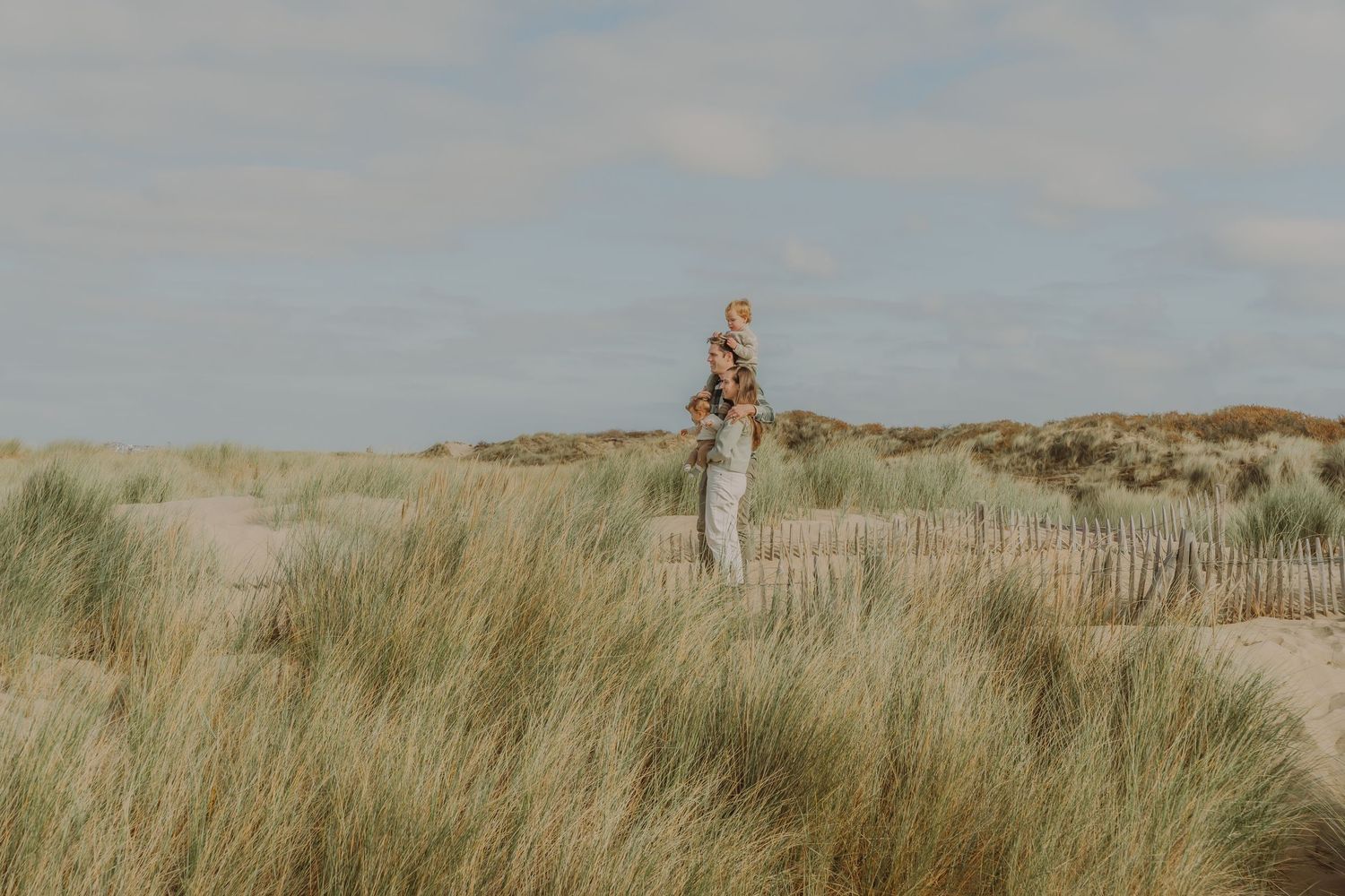Koppel bij zonsondergang in duinen