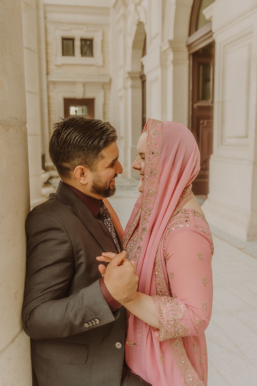 Romantisch koppel in feestkleding bij witte pilaren