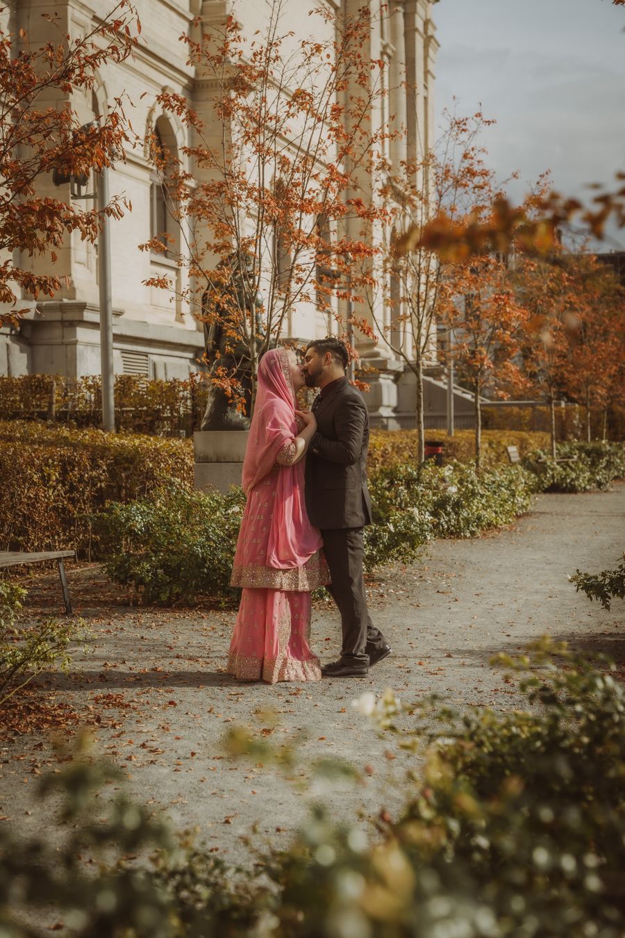 Koppel in herfstuin omringd door oranje bladeren