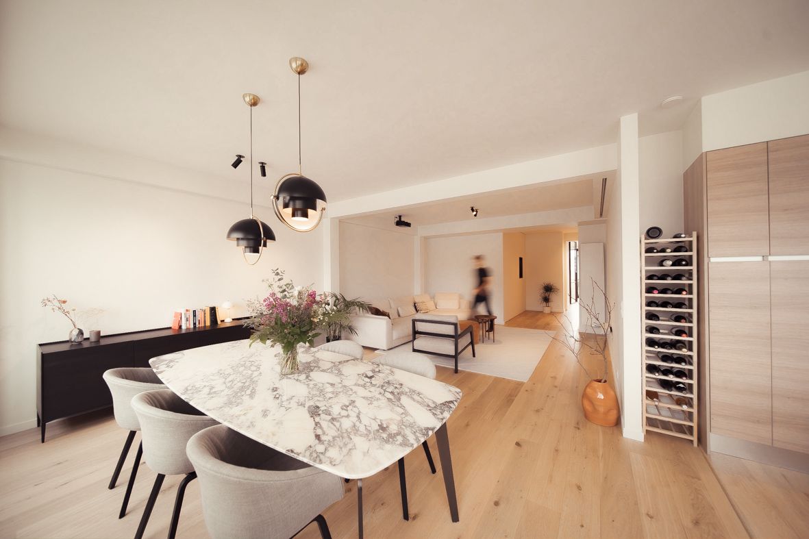 Moderne eetkamer met marmeren tafel