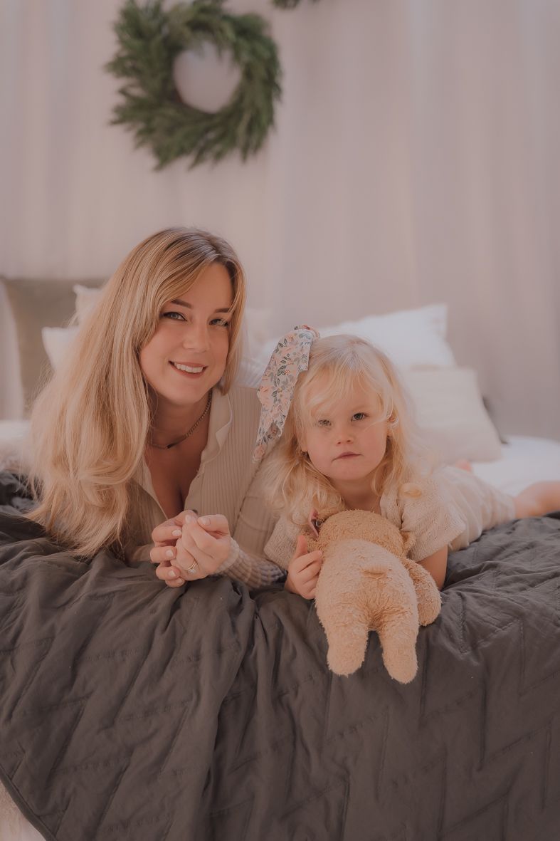 Ouder en kind delen innige momenten op een gezellig bed