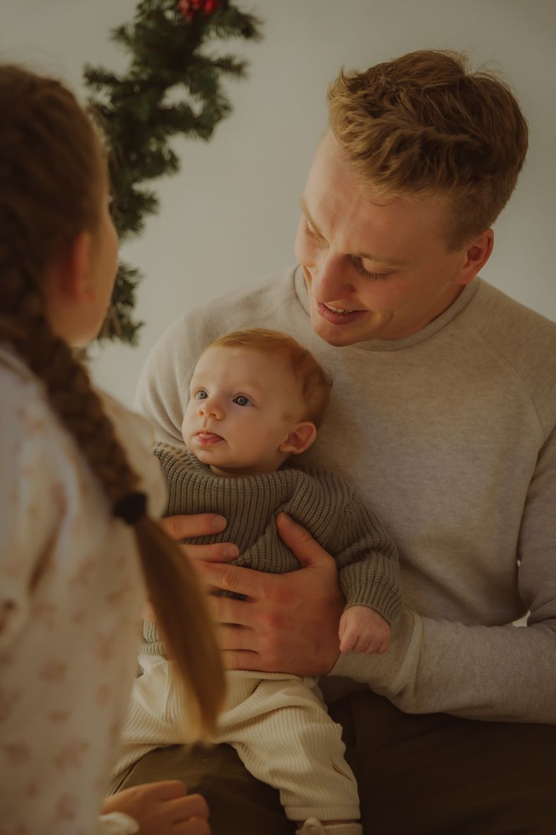 Koppel met baby, intiem familiemoment