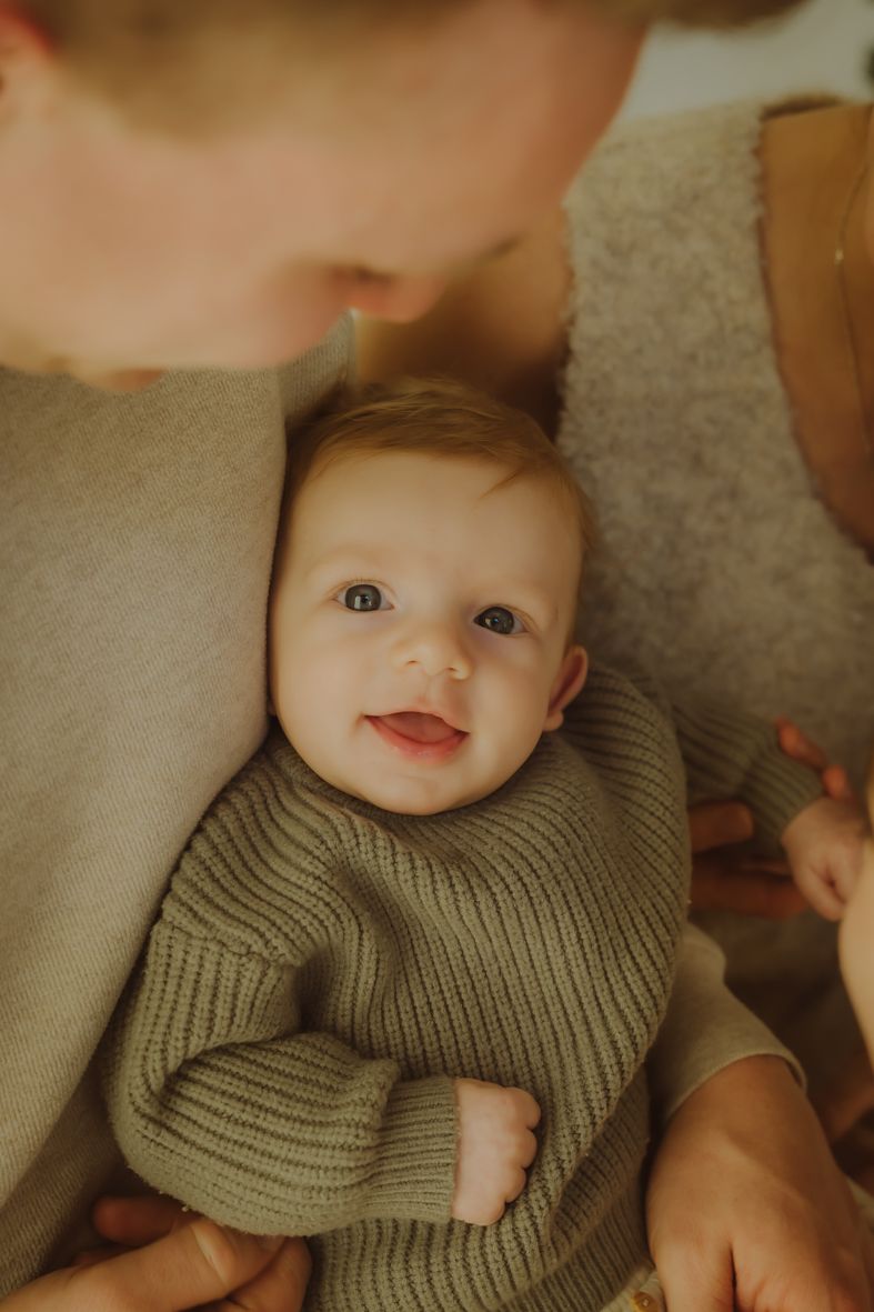 Baby in olijfgroen truitje