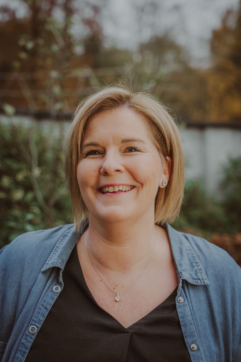 Reeks candide outdoor portretten met echte glimlach