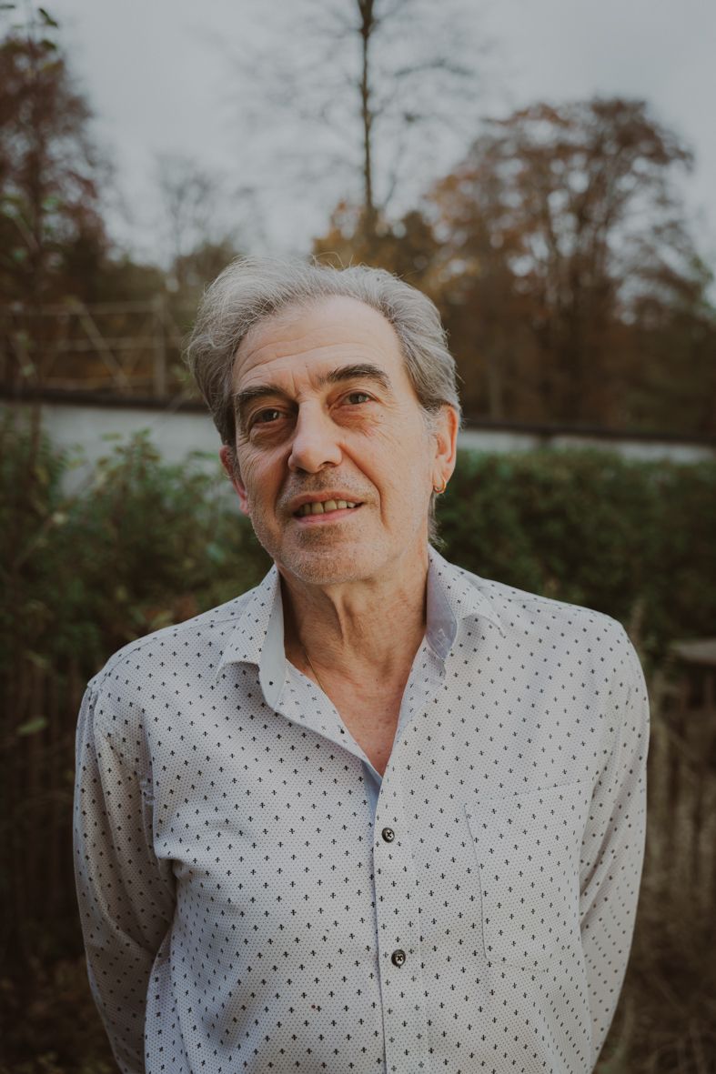 Portretreeks van persoon in gestippeld shirt buiten