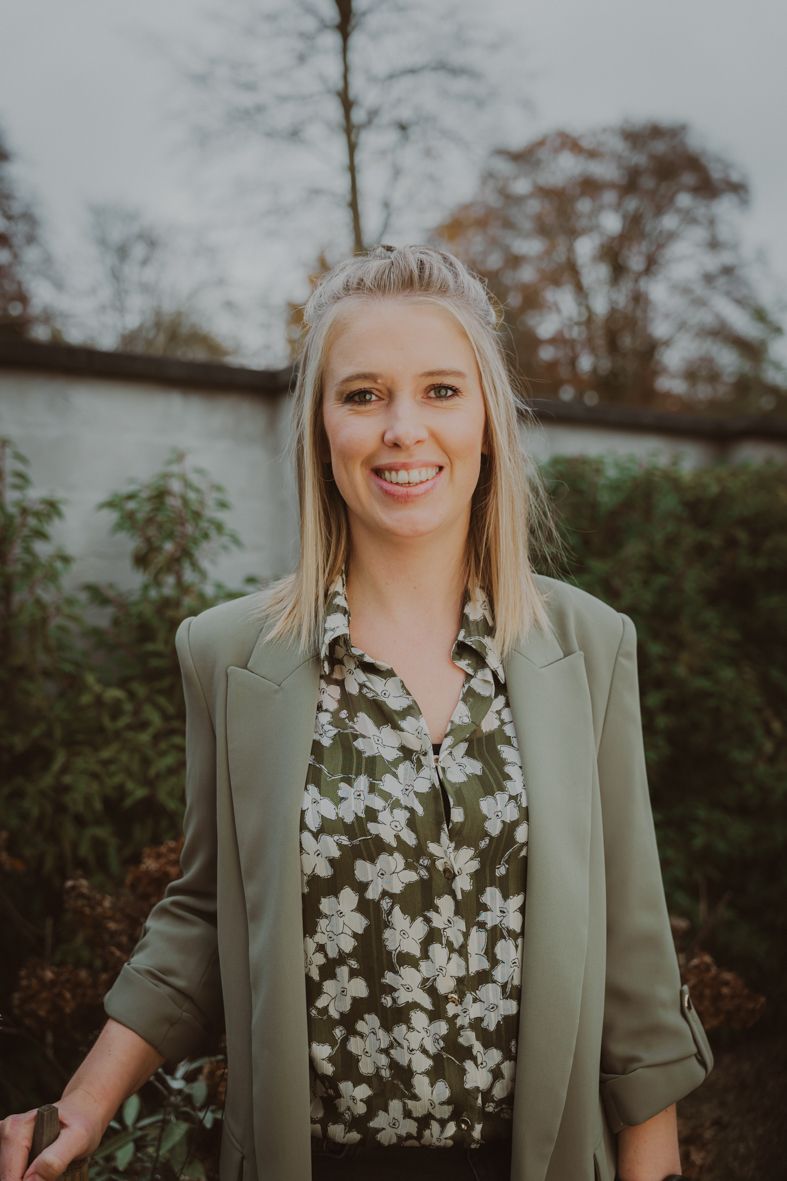 Professioneel outdoor portret in groene blazer en bloemenhemd