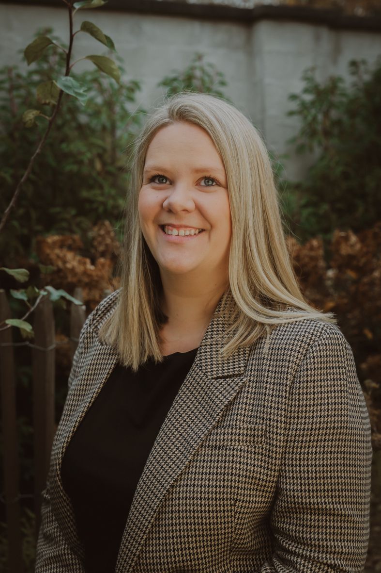 Reeks headshots in zwarte en pied-de-poule blazer in natuur
