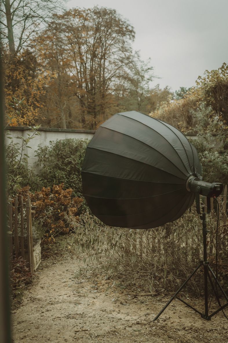 Zwart fotografie-paraplu in herfstomgeving