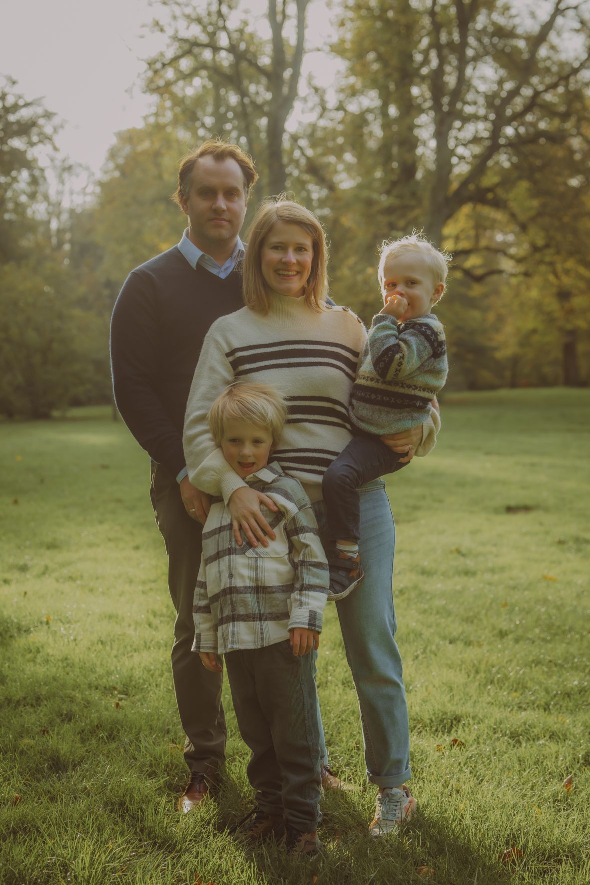 Familie in goudlicht op een heuvel