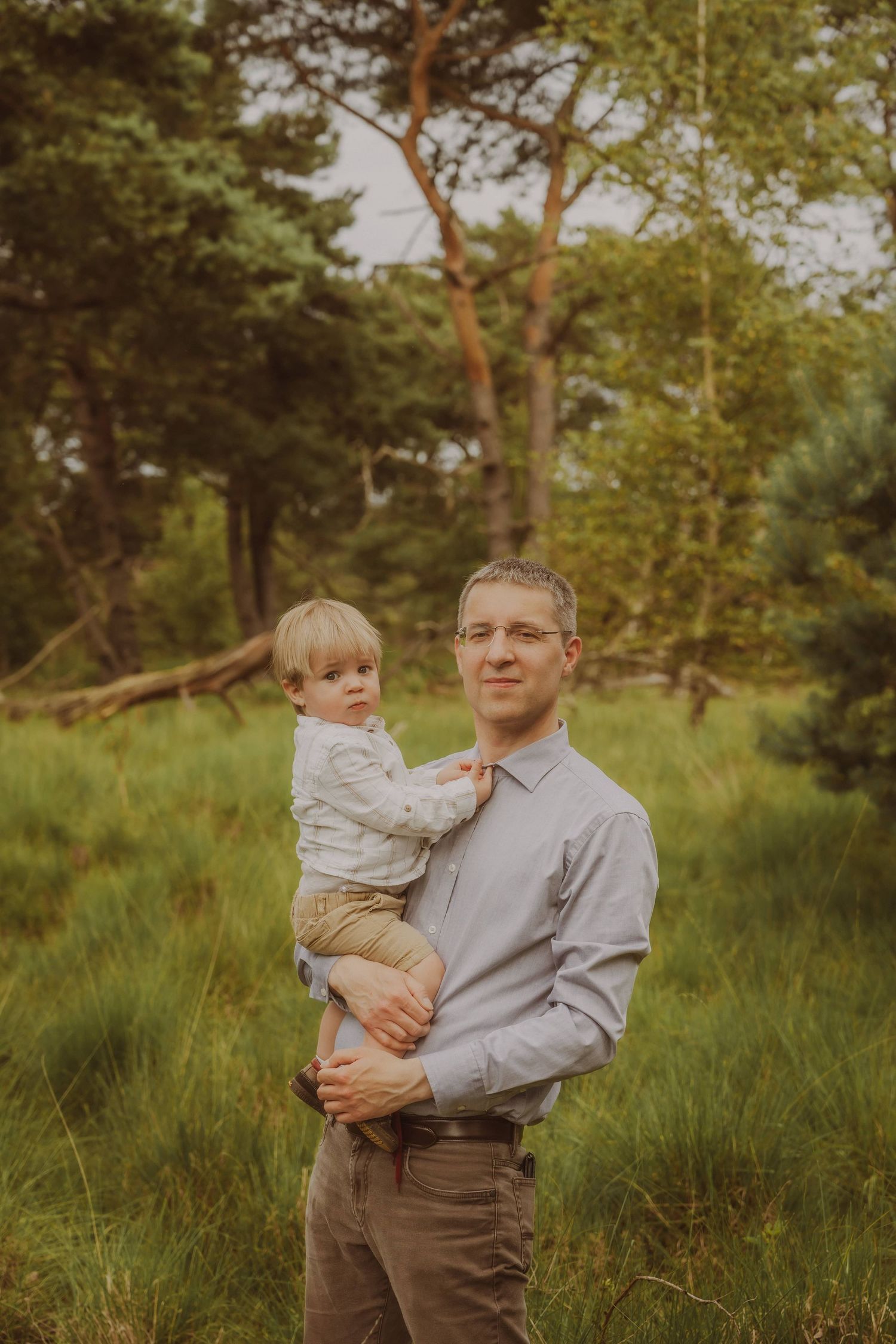 Vader met kind in zonnige weide