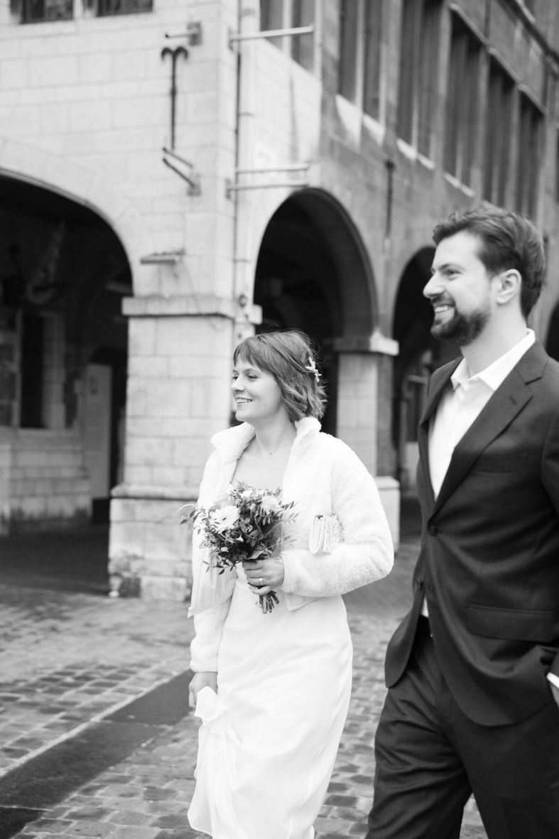 Romantisch koppel bij een stenen gebouw