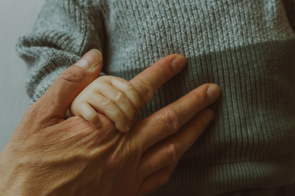 Detail handen op grijze trui