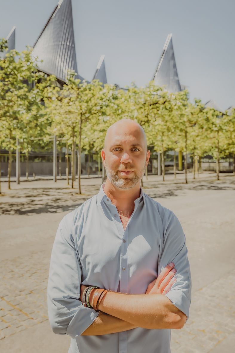 Professionele headshot met moderne architectuur op de achtergrond