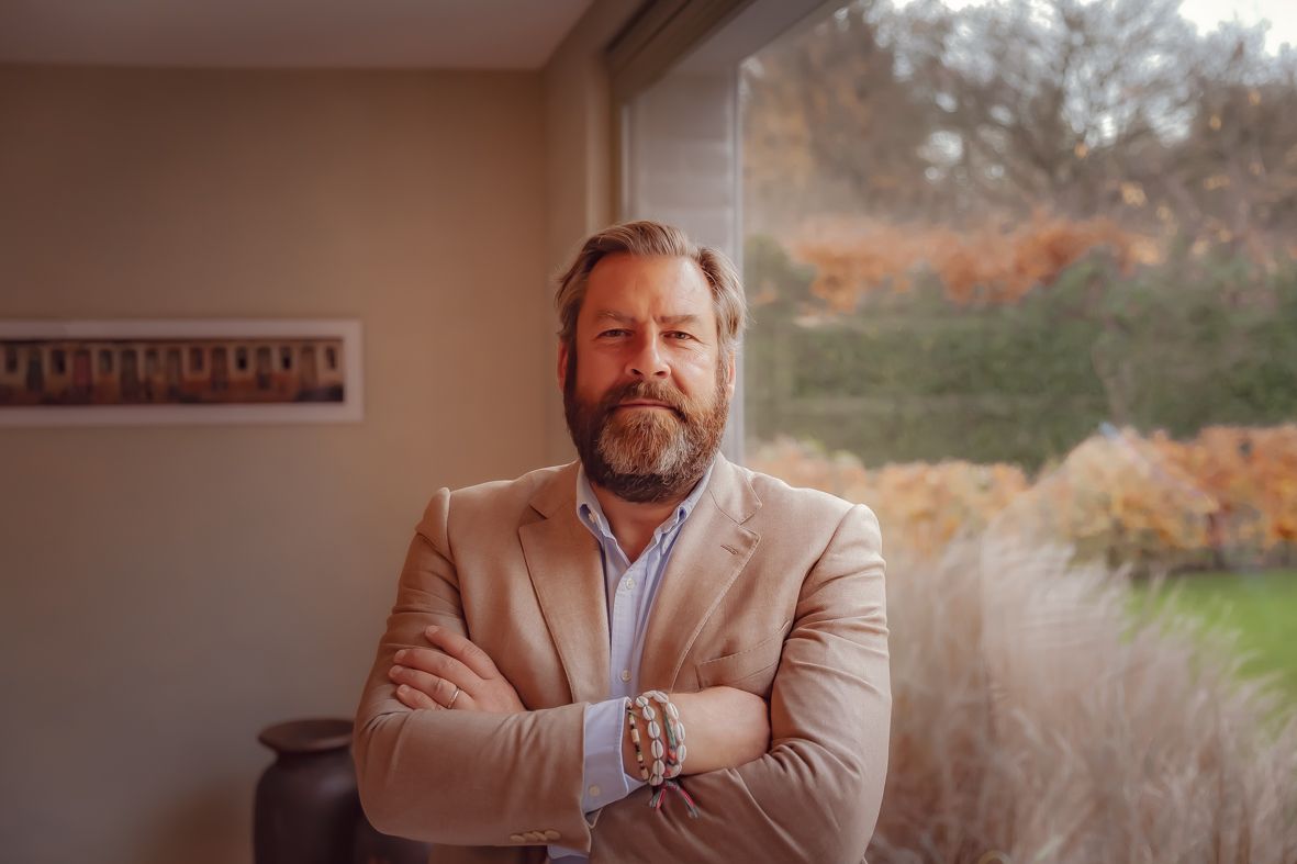 Professionele portretreeks in beige kostuum buiten