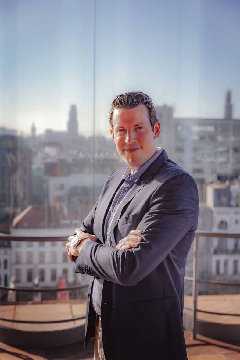 Reeks professionele foto's in donker pak op stadsrooftop