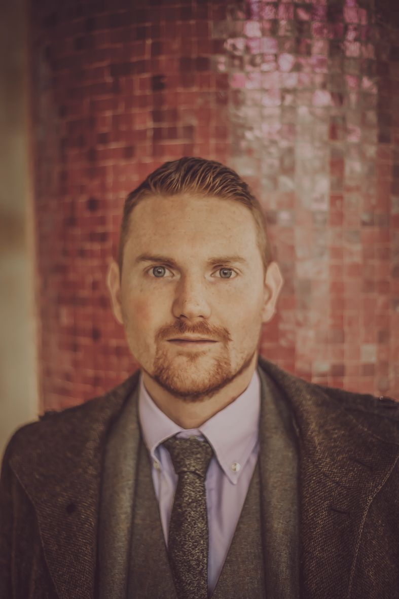 Professionele portretreeks van persoon in pak voor bakstenen muur