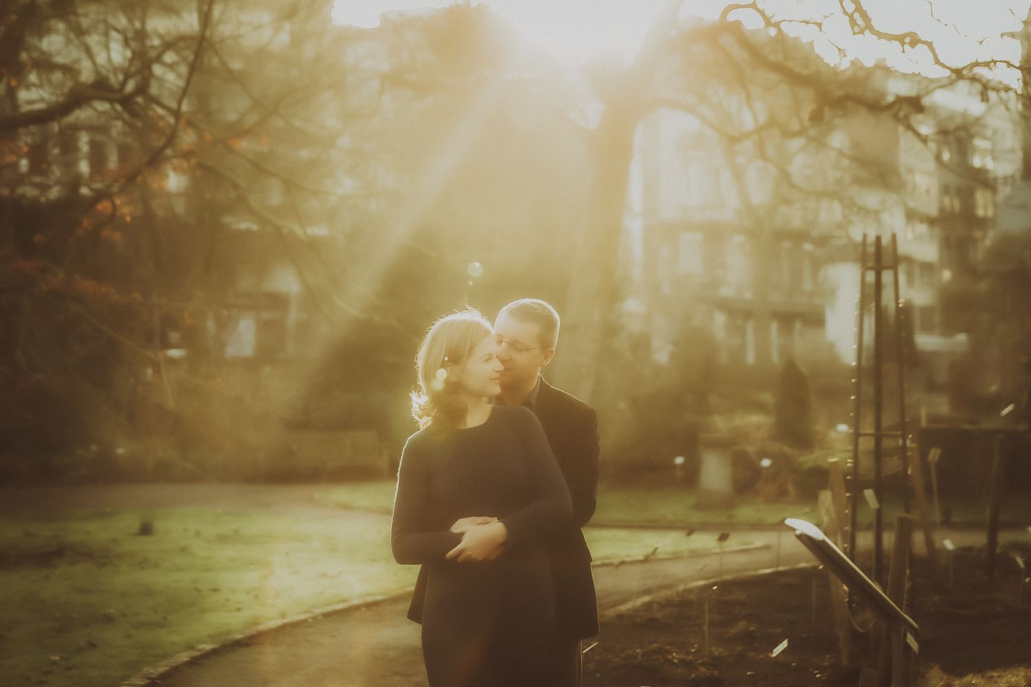 Gouden avondlicht door bomen — Komorebi fotoshoot