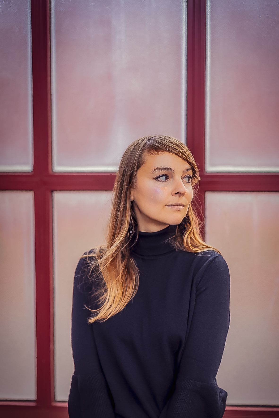 Portretreeks van persoon in zwarte coltrui voor roze achtergrond