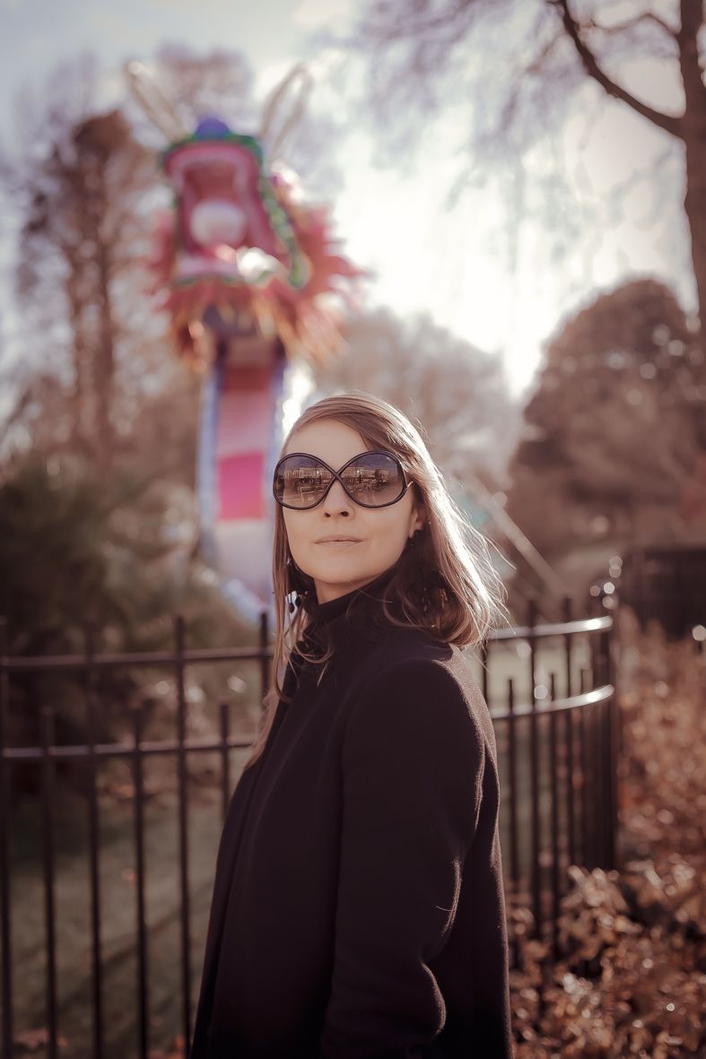 Outdoor portretreeks in zwarte jas en bril in de herfst