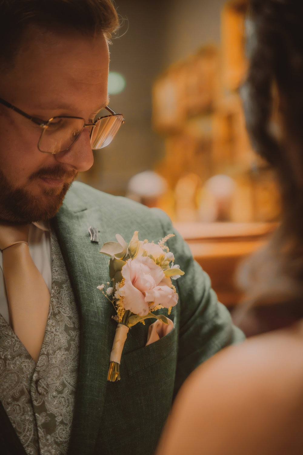 Close-up bruidegom corsage